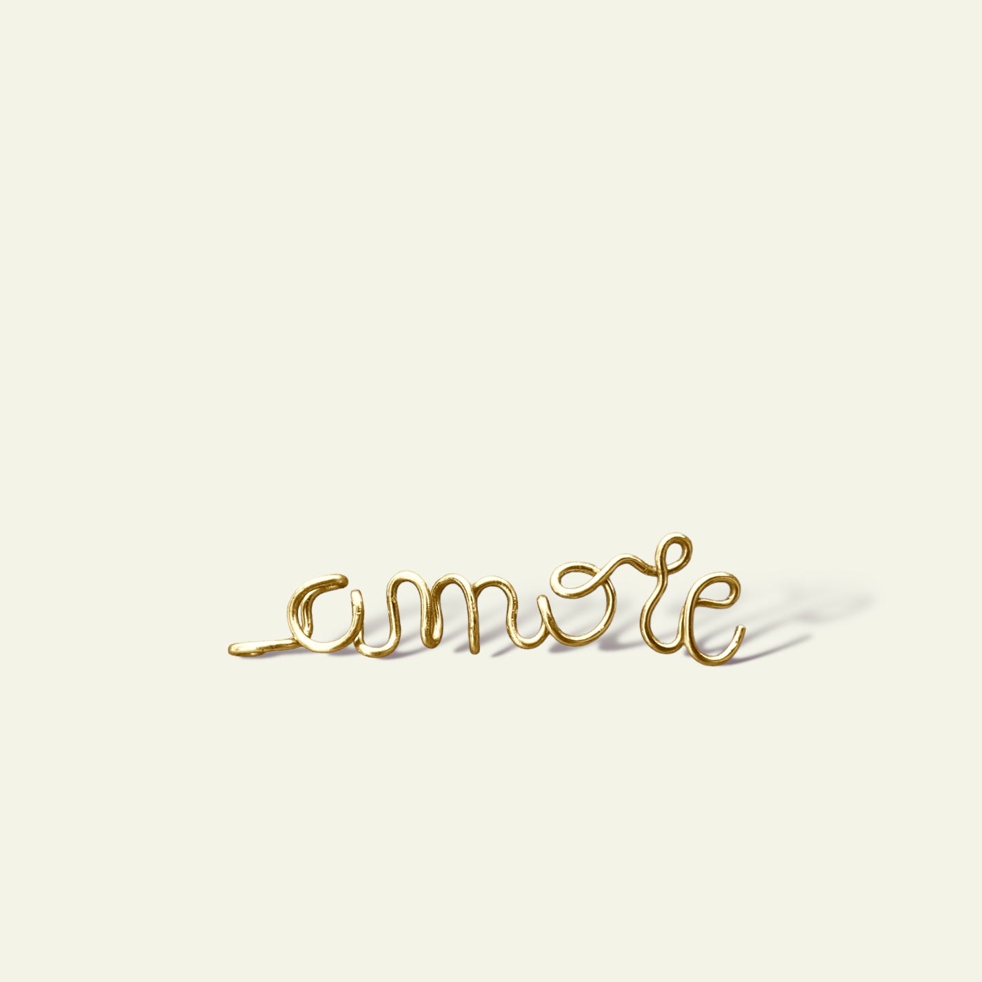 ciondolo personalizzato con nome amore in filo d'oro giallo